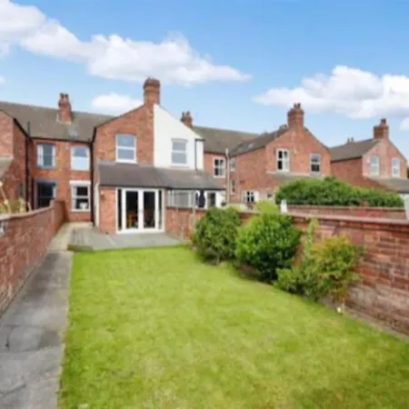 Spacious Victorian Townhouse With Cathedral Views Lincoln Exterior photo