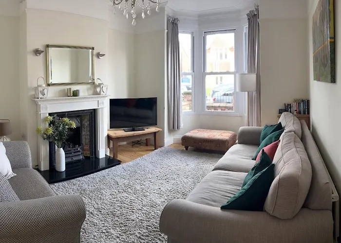 Spacious Victorian Townhouse With Cathedral Views