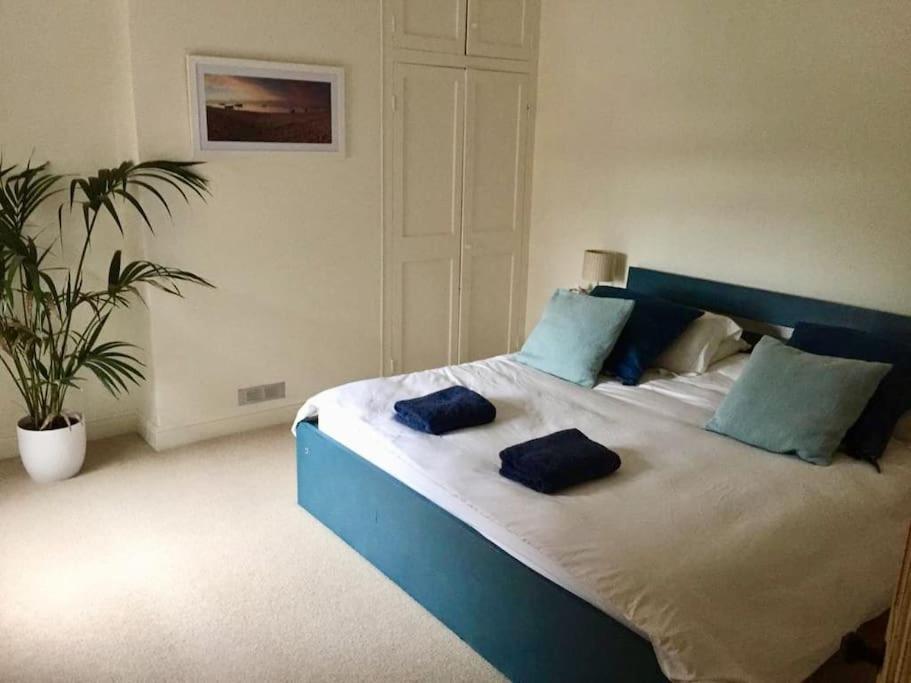 Spacious Victorian Townhouse With Cathedral Views Holiday home